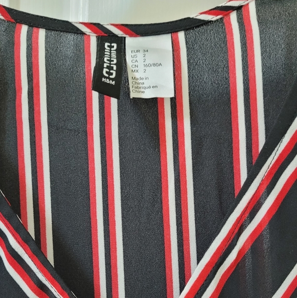 H&M Blouse with Ruffled Sleeves - Picture 3 of 4